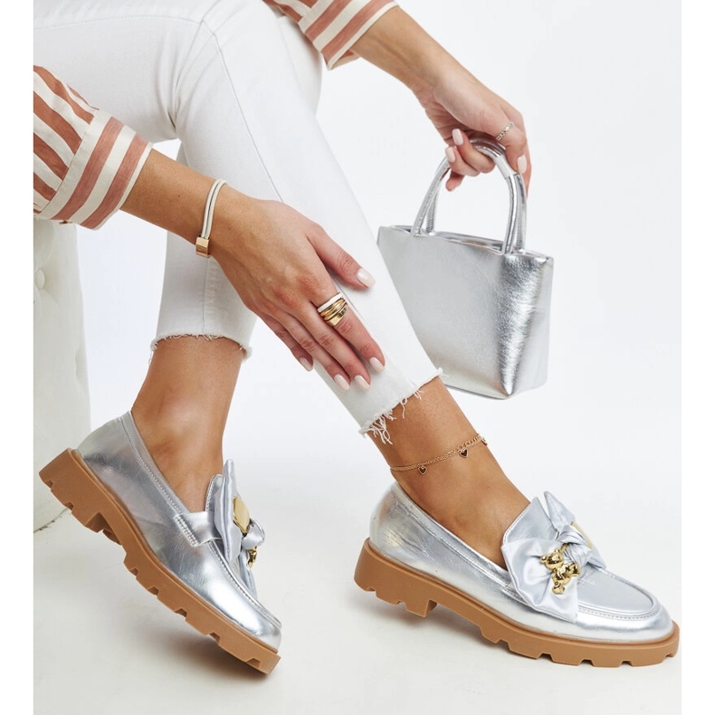 Silberne Mokassins mit dekorativer Sicherheitsnadel von Bogumil silber- 1