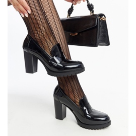 Schwarze Lackpumps mit hohem Absatz von Licoletta 1