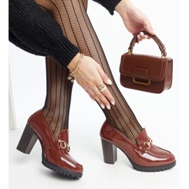 Braune Pumps mit Lackabsatz von Giacoma 1