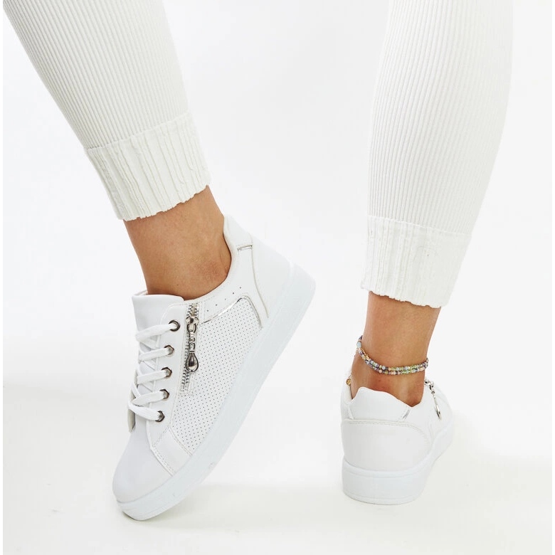 Weiße Sportschuhe mit Chiusi-Perforation verziert 1