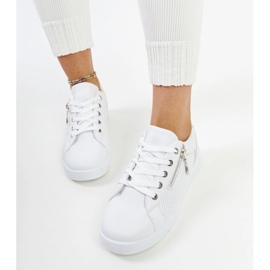 Weiße Sportschuhe mit Chiusi-Perforation verziert 2