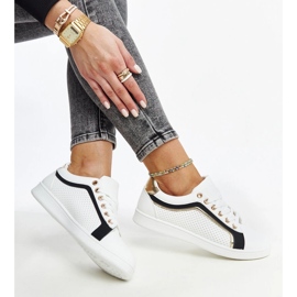 Weiße und schwarze Sneakers auf der Amala-Plattform 1