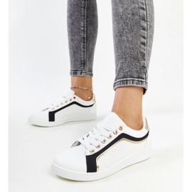 Weiße und schwarze Sneakers auf der Amala-Plattform 2