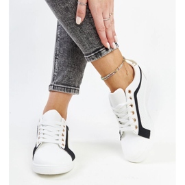 Weiße und schwarze Sneakers auf der Amala-Plattform 3