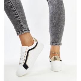 Weiße und schwarze Sneakers auf der Amala-Plattform 4