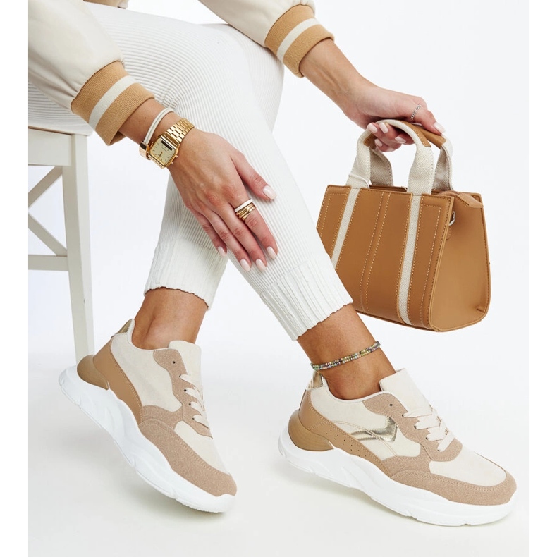 Braune Sneakers auf der Nereida-Plattform 1