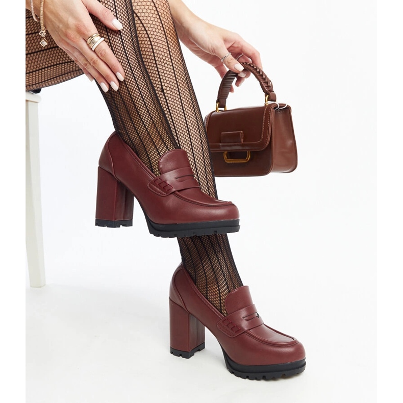 Burgunderrote Schuhe mit hohen Absätzen von Sauda 1