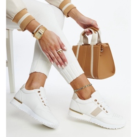 Weiße und beige Sneakers auf der Nihad-Gummiplattform 1