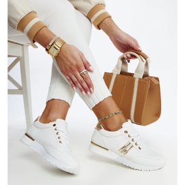 Weiß-goldene Sneakers auf der Nihad-Gummiplattform 1