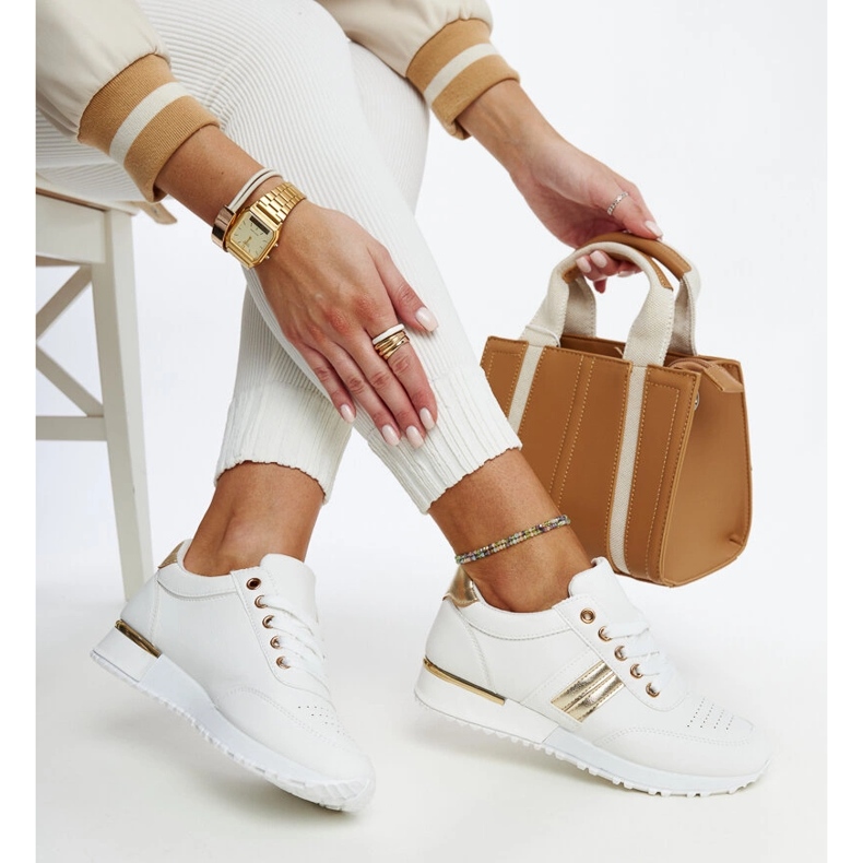 Weiß-goldene Sneakers auf der Nihad-Gummiplattform 1