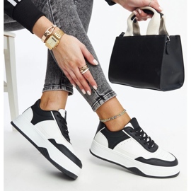 Weiß-schwarze Sneaker mit dicker Rumai-Sohle 1