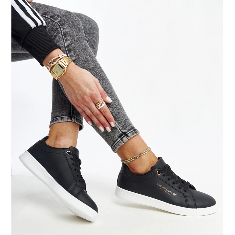 Schwarze Öko-Leder-Sneaker von Furat 1