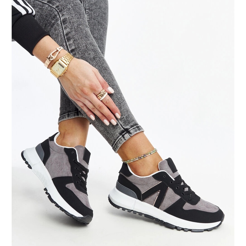 Schwarze und graue Turnschuhe auf der Sanela-Plattform 1