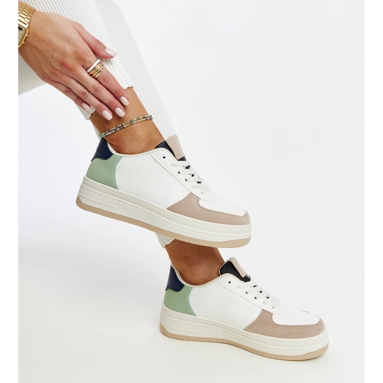 Mehrfarbige Sneaker auf der Cvita-Plattform 1