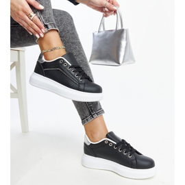 Schwarze Sneakers mit dekorativen Perica-Strasssteinen 1