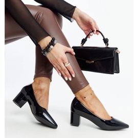 Schwarze Lackpumps von Ognjenka mit hohen Absätzen 1