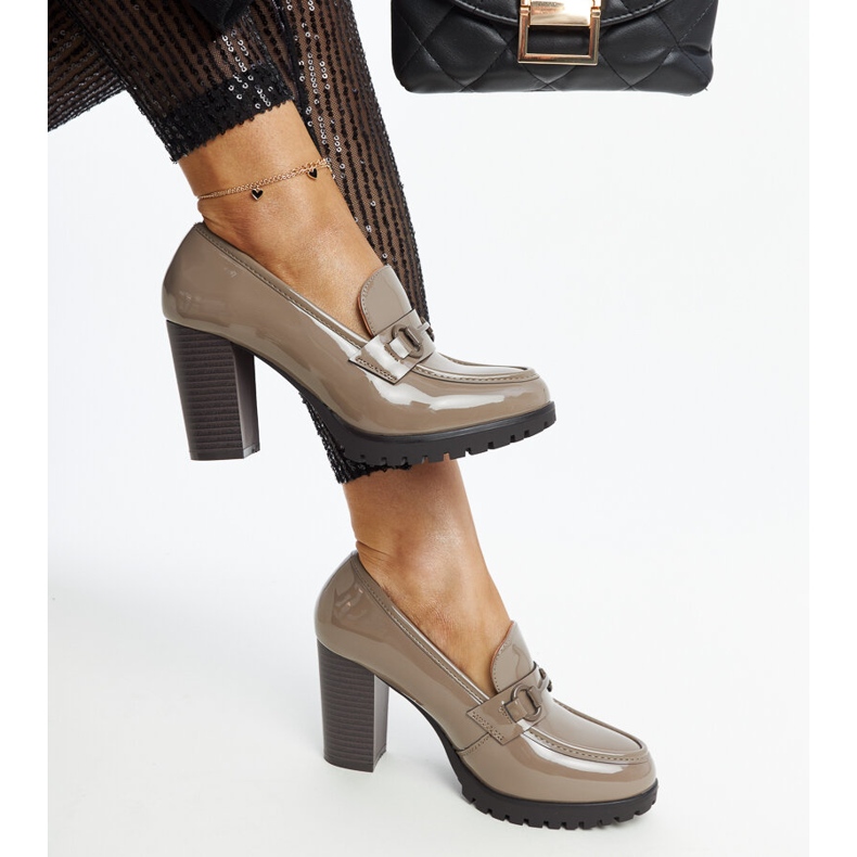 Graue Pumps mit Lackabsatz von Giacoma 1