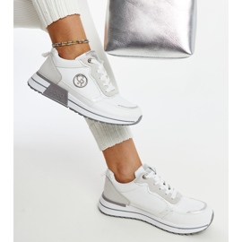 Weiße und graue Plateau-Sneaker von Sinika 1