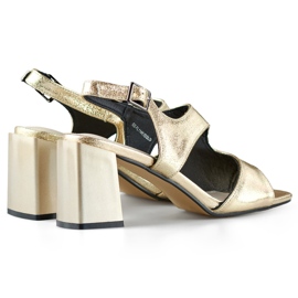 Elegante goldene Damensandalen mit hohen Absätzen 1