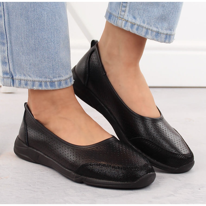 Damen Ballerinas aus durchbrochenem Leder schwarz eVento 3621 1