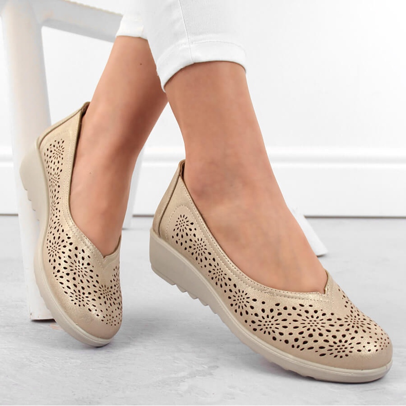 Durchbrochene Damen-Slipper mit goldenem Keilabsatz Potocki 90300 1