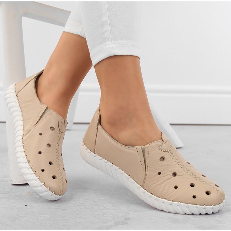 Durchbrochene Damen-Slipper aus Leder, beige Artiker 54C0561 1