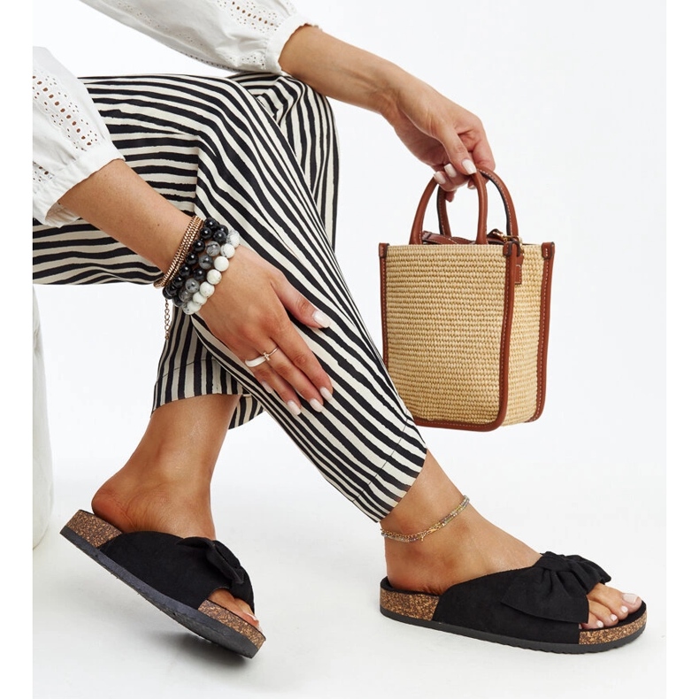 Schwarze Flip-Flops mit Aamu-Korksohle 1