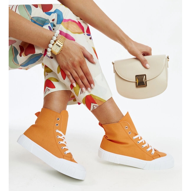 Orangefarbene High-Top-Sneaker von Vinka 1