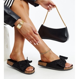 Schwarze Hausschuhe mit einer Giova-Korksohle 1