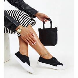 Schwarze Slip-On-Sneaker von Feyza 1