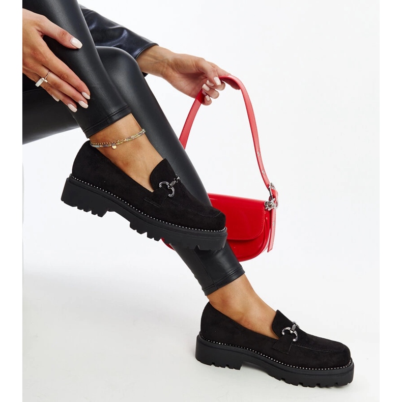 Schwarze Lederschuhe mit dekorativer Schnalle 1