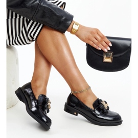 Schwarze Lederschuhe mit dekorativer Schnalle 1