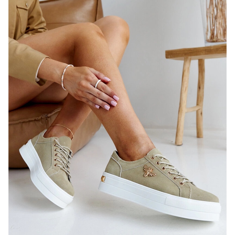 Grüne Sportschuhe aus Leder mit Verzierung 1