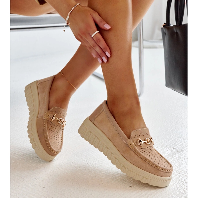 Beige Lederschuhe mit dekorativer Taija-Schnalle 1