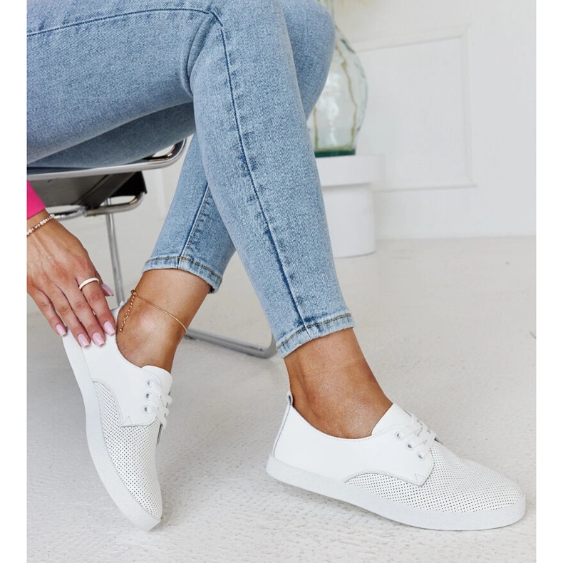 Weiße klassische Ledersneaker von Radwa 1