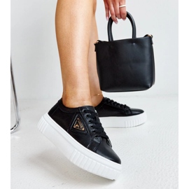 Schwarze Lederschuhe mit dekorativer Schnalle 1