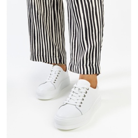 Weiße Lederschuhe mit dekorativer Schnalle 1