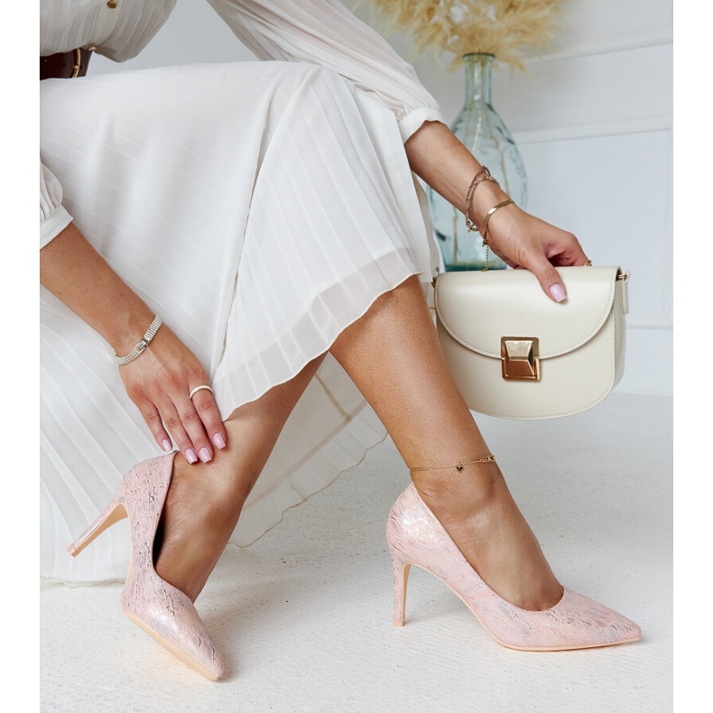 Rosafarbene High Heels in Metallic-Optik mit Gantier-Einsatz aus Leder 2