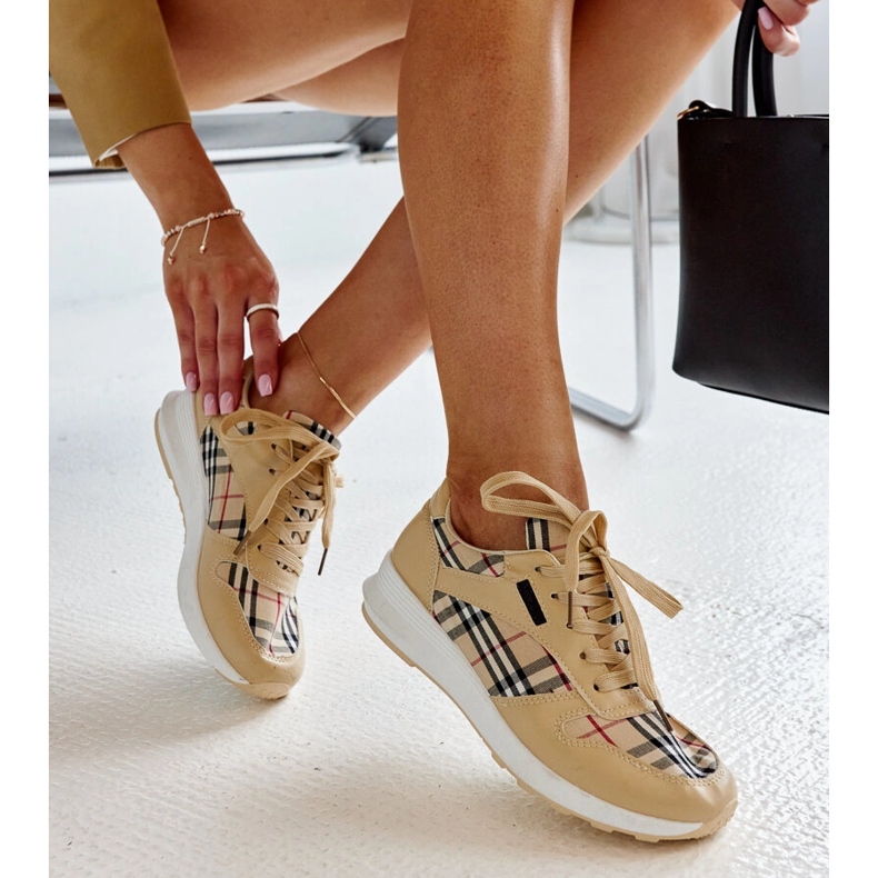 Beige Lederschuhe mit dekorativer Schnalle 1