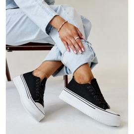 Schwarze Sneaker mit dicker Bahira-Sohle 1