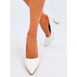 Laurents Weiße Pumps mit Stilettoabsatz 1