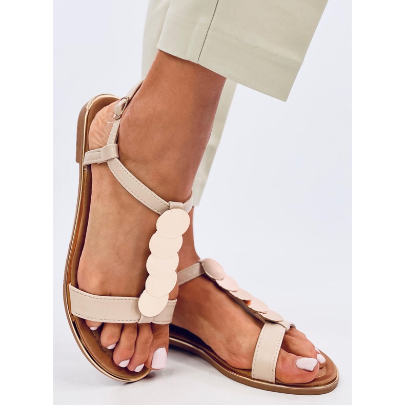 Ennes Beige Sandalen mit Goldverzierung 1