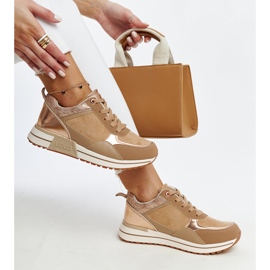 Braune Turnschuhe auf der Kerttu-Plattform 1