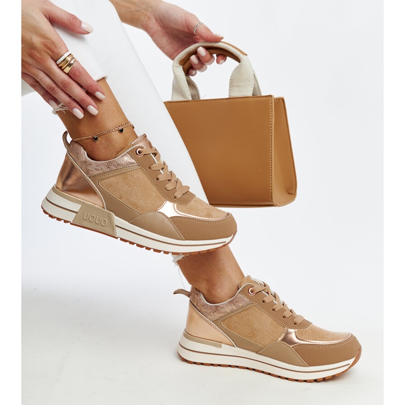 Braune Turnschuhe auf der Kerttu-Plattform 1