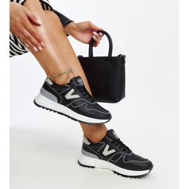 Schwarze Sneaker mit dicker Cettina-Sohle 1