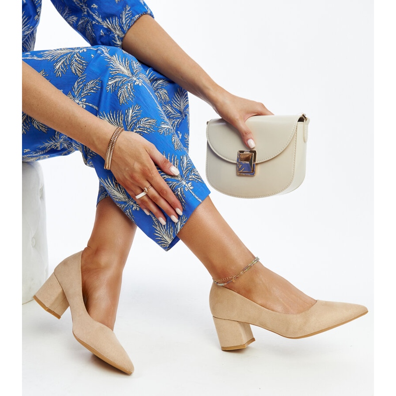 Beigefarbene Pumps mit hohem Absatz und Paris-Ledereinsatz 1