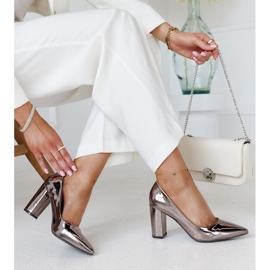 Graue Metallic-Pumps mit Loriana-Ledereinsatz 1