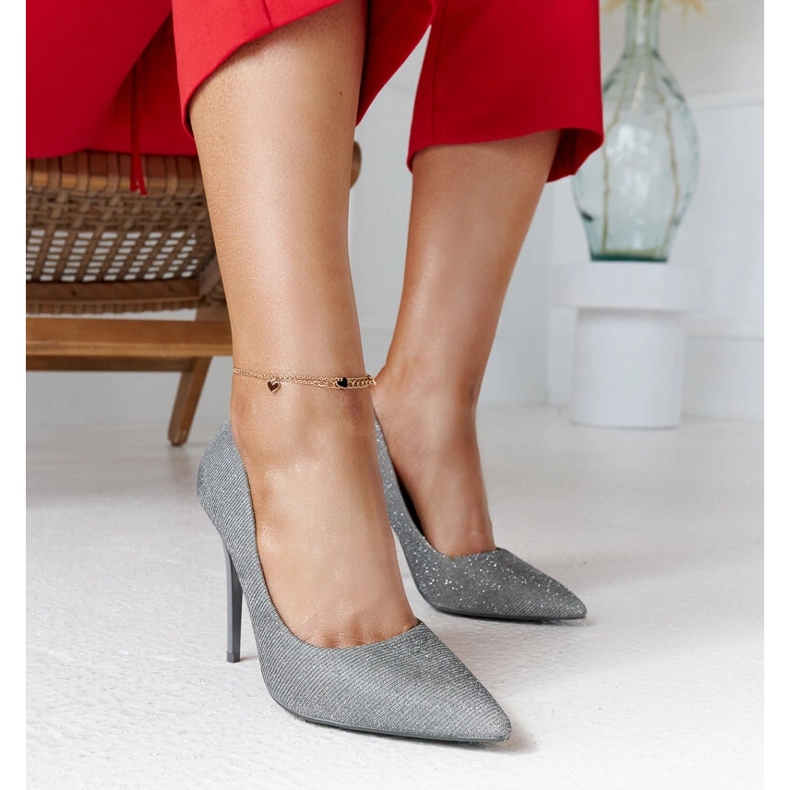 Silberglänzende High Heels mit Ledereinsatz von Cortes 1