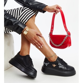 Schwarze Lederschuhe mit dekorativer Schnalle 1