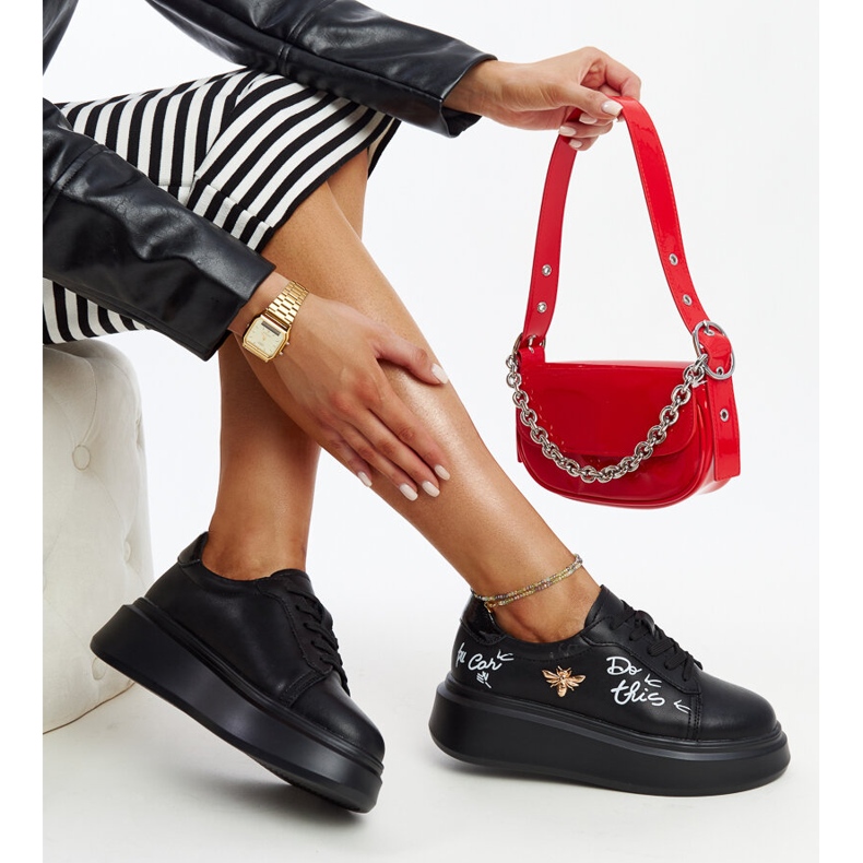 Schwarze Lederschuhe mit dekorativer Schnalle 1